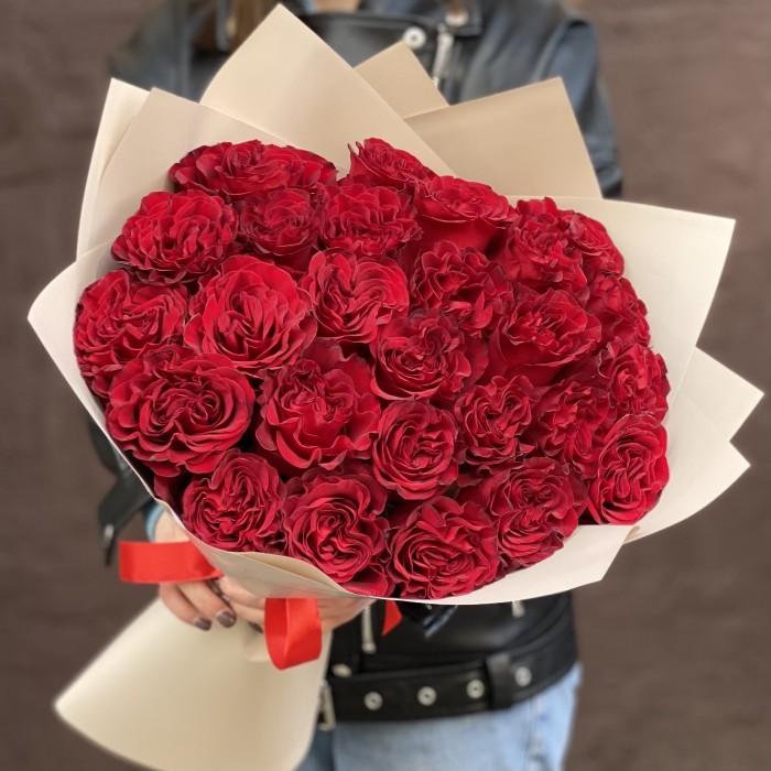 25 красных пионовидных роз Хартс